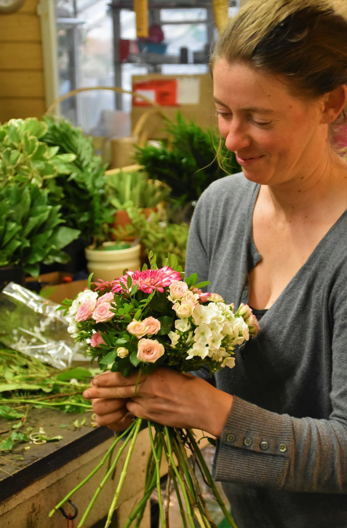 Fleuriste réalisant un bouquet (photo d'illustration)